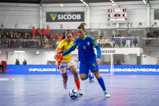 Emily parte com a bola dominada na final do Torneio de Xanxerê