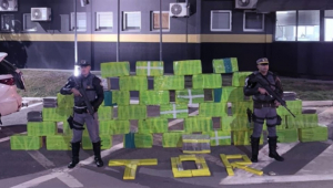 Policiais federais rodoviários posam com a maconha apreendida junto a um adolescente em Itapetininga