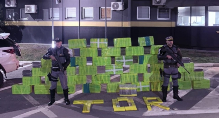 Policiais federais rodoviários posam com a maconha apreendida junto a um adolescente em Itapetininga