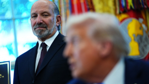 O Secretário de Comércio dos Estados Unidos, Howard Lutnick (E), observa enquanto o Presidente dos EUA, Donald J. Trump (D), fala com a imprensa no Salão Oval da Casa Branca, em Washington, DC, EUA, em 19 de setembro de 2025. Em seus comentários, o presidente discutiu a iminente paralisação do governo e sua conversa de duas horas com o Presidente Xi da China sobre o TikTok. (Estados Unidos) EFE/EPA/Aaron Schwartz / POOL