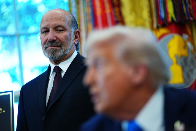 O Secretário de Comércio dos Estados Unidos, Howard Lutnick (E), observa enquanto o Presidente dos EUA, Donald J. Trump (D), fala com a imprensa no Salão Oval da Casa Branca, em Washington, DC, EUA, em 19 de setembro de 2025. Em seus comentários, o presidente discutiu a iminente paralisação do governo e sua conversa de duas horas com o Presidente Xi da China sobre o TikTok. (Estados Unidos) EFE/EPA/Aaron Schwartz / POOL
