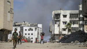 Um menino palestino (C) caminha enquanto a fumaça sobe após um ataque aéreo israelense ao redor do hospital Al-Shifa na Cidade de Gaza, Faixa de Gaza, 28 de setembro de 2025. Mais de 66.000 palestinos foram mortos na Faixa de Gaza desde outubro de 2023, de acordo com o Ministério da Saúde palestino, e cerca de 1.200 israelenses foram mortos desde o lançamento de uma campanha militar israelense em resposta a um ataque transfronteiriço do Hamas em 07 de outubro de 2023. EFE/EPA/MOHAMMED SABER