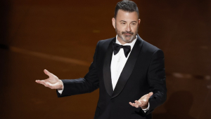 Foto de arquivo de 10 de março de 2024 do apresentador Jimmy Kimmel falando durante a 96.ª cerimônia anual dos Prêmios da Academia em Los Angeles (EE.UU). A cadeia ABC anunciou estes milhões que retirará "indefinidamente" de sua programação o popular programa noturno de Jimmy Kimmel devido aos comentários feitos pelo apresentador sobre Charlie Kirk, o ativista conservador assassinado no passado 10 de setembro. EFE/ EPA/ Caroline Brehman ARQUIVO