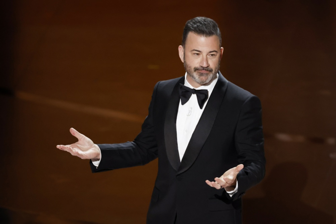 Foto de arquivo de 10 de março de 2024 do apresentador Jimmy Kimmel falando durante a 96.ª cerimônia anual dos Prêmios da Academia em Los Angeles (EE.UU). A cadeia ABC anunciou estes milhões que retirará "indefinidamente" de sua programação o popular programa noturno de Jimmy Kimmel devido aos comentários feitos pelo apresentador sobre Charlie Kirk, o ativista conservador assassinado no passado 10 de setembro. EFE/ EPA/ Caroline Brehman ARQUIVO