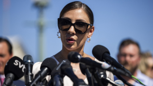 Marina Lacerda, sobrevivente do escândalo de tráfico sexual envolvendo Jeffrey Epstein e Ghislaine Maxwell, discursa em uma coletiva de imprensa com outras sobreviventes em frente ao Capitólio dos EUA, em Washington, DC, EUA, em 3 de setembro de 2025. Em 2 de setembro, o Comitê de Supervisão da Câmara divulgou 33.000 páginas de documentos sobre o escândalo, recebidos do Departamento de Justiça. EFE/EPA/JIM LO SCALZO