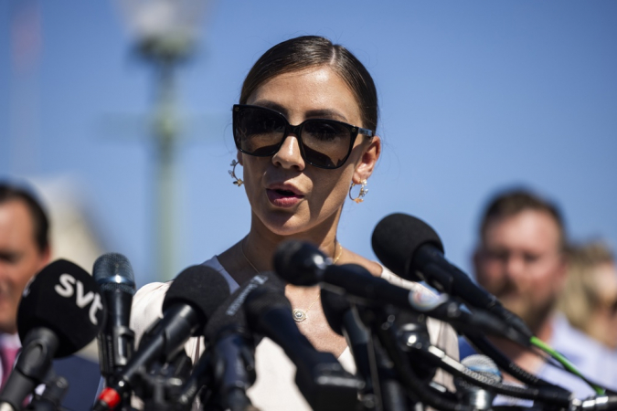 Marina Lacerda, sobrevivente do escândalo de tráfico sexual envolvendo Jeffrey Epstein e Ghislaine Maxwell, discursa em uma coletiva de imprensa com outras sobreviventes em frente ao Capitólio dos EUA, em Washington, DC, EUA, em 3 de setembro de 2025. Em 2 de setembro, o Comitê de Supervisão da Câmara divulgou 33.000 páginas de documentos sobre o escândalo, recebidos do Departamento de Justiça. EFE/EPA/JIM LO SCALZO