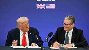 O primeiro-ministro britânico, Keir Starmer (à direita), e o presidente dos EUA, Donald Trump (à esquerda), assinam o Acordo de Prosperidade Tecnológica durante uma recepção empresarial em Chequers, a residência de campo do primeiro-ministro em Aylesbury, Grã-Bretanha, em 18 de setembro de 2025. O presidente Trump está em sua segunda visita de Estado ao Reino Unido. (Reino Unido) EFE/EPA/CHRIS J. RATCLIFFE / POOL