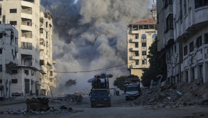 Fumaça sobe na Torre de La Meca após ataque aéreo israelense durante operação militar na cidade de Gaza