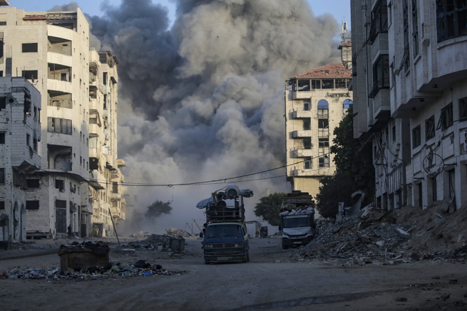 Fumaça sobe na Torre de La Meca após ataque aéreo israelense durante operação militar na cidade de Gaza