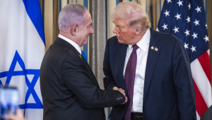O presidente dos EUA, Donald Trump (D), aperta a mão do primeiro-ministro israelense, Benjamin Netanyahu, durante uma coletiva de imprensa na Casa Branca, em Washington, D.C., na segunda-feira. Durante o encontro, Trump pressionou Netanyahu a aceitar um acordo de paz que encerraria a guerra em curso em Gaza e que o Hamas libertasse os reféns restantes. EFE/EPA/Jim Lo Scalzo/Pool