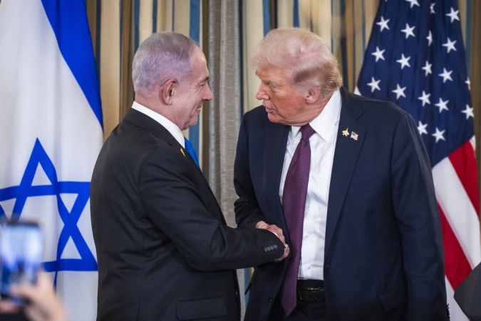 O presidente dos EUA, Donald Trump (D), aperta a mão do primeiro-ministro israelense, Benjamin Netanyahu, durante uma coletiva de imprensa na Casa Branca, em Washington, D.C., na segunda-feira. Durante o encontro, Trump pressionou Netanyahu a aceitar um acordo de paz que encerraria a guerra em curso em Gaza e que o Hamas libertasse os reféns restantes. EFE/EPA/Jim Lo Scalzo/Pool