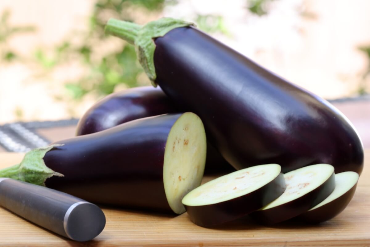 Funcional, a berinjela cabe em qualquer dieta e enriquece o valor nutricional das refeições 