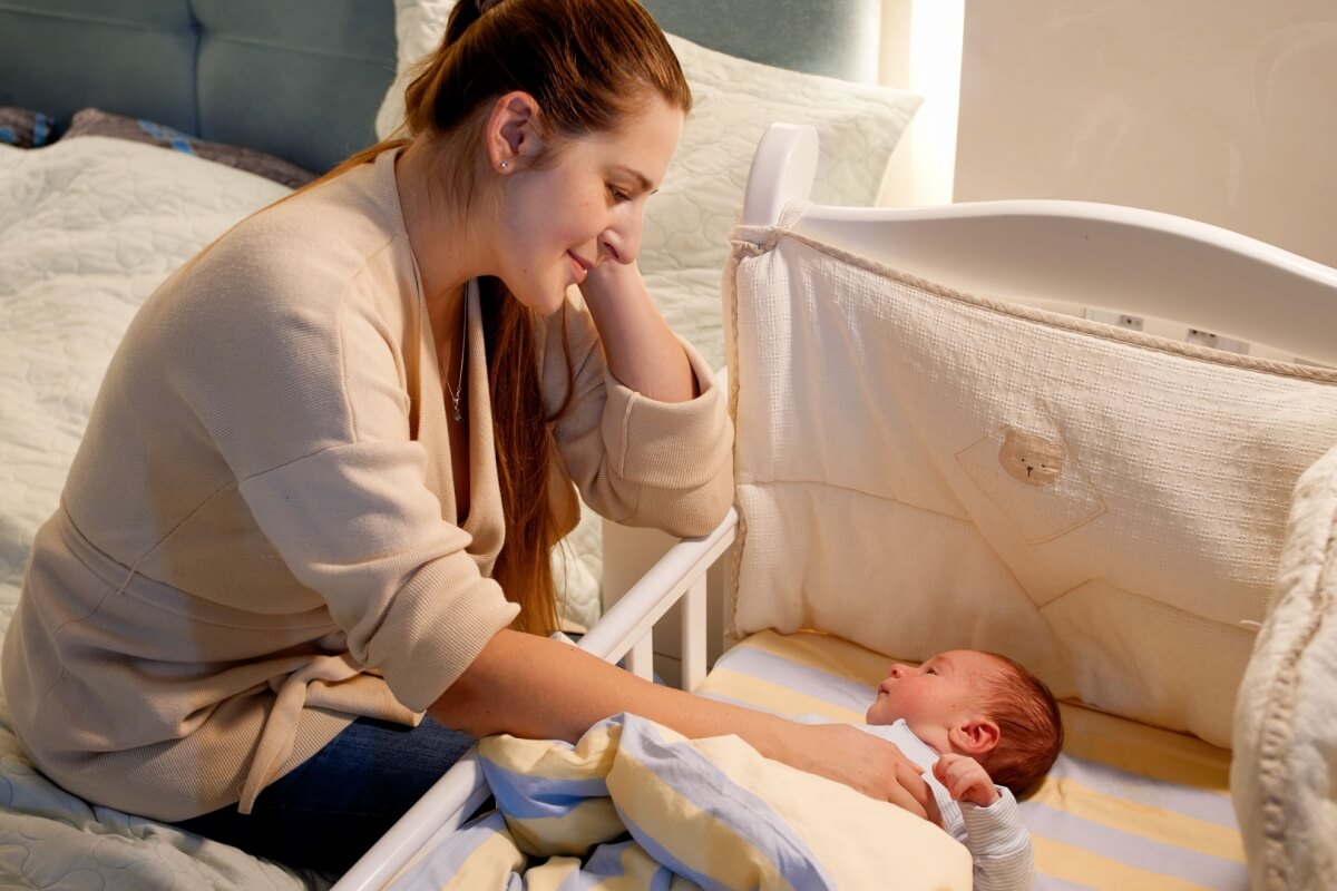 Dormir no próprio espaço garante um sono reparador e seguro para o bebê 