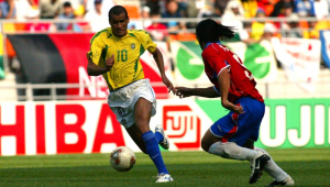 Rivaldo (esq.), atacante da Seleção Brasileira, tenta se livrar da marcação de Golberto Martinez durante jogo entre Brasil e Costa Rica, válido pela primeira fase da Copa do Mundo de 2002