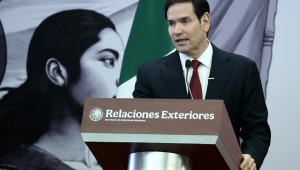 O secretário de Estado dos Estados Unidos, Marco Rubio, fala em uma rua de imprensa destas miércoles, na Cancillería do México, na Ciudad de México (México). Rubio garantiu que interceptar cargas de drogas "que não funcionam" e avisou que Washington lançará embarcações de ataque como as que o Exército Estadual Unidense destruiu os mares nas águas do Caribe ao redor da Venezuela. EFE/ José Méndez