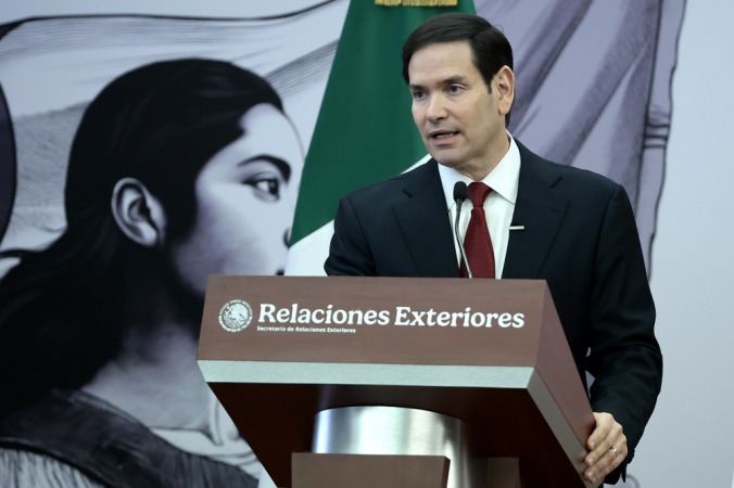 O secretário de Estado dos Estados Unidos, Marco Rubio, fala em uma rua de imprensa destas miércoles, na Cancillería do México, na Ciudad de México (México). Rubio garantiu que interceptar cargas de drogas "que não funcionam" e avisou que Washington lançará embarcações de ataque como as que o Exército Estadual Unidense destruiu os mares nas águas do Caribe ao redor da Venezuela. EFE/ José Méndez