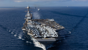Foto divulgada pela Marinha dos Estados Unidos mostra o porta-aviões USS Gerald R. Ford (CVN 78), o maior do mundo, navegando pelo Estreito de Gibraltar