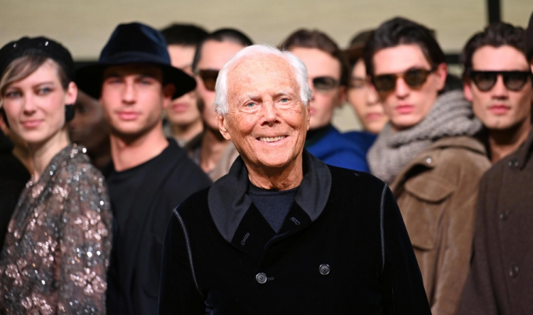 O estilista italiano Giorgio Armani (C) posa com modelos ao final da apresenta&ccedil;&atilde;o de sua cole&ccedil;&atilde;o Outono/Inverno 2025/2026, durante a Semana de Moda de Mil&atilde;o