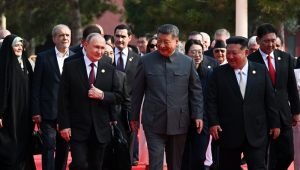 O presidente russo, Vladimir Putin; o presidente chinês, Xi Jinping; e o líder norte-coreano, Kim Jong-un chegam ao desfile militar que comemora o 80º aniversário do fim da Segunda Guerra Sino-Japonesa