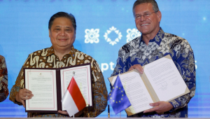 O Ministro Coordenador de Assuntos Econômicos da Indonésia, Airlangga Hartarto (E), e o Comissário Europeu para Comércio, Segurança Econômica, Relações Interinstitucionais e Transparência, Maros Sefcovic (D), seguram documentos durante uma coletiva de imprensa em Nusa Dua, Bali, Indonésia, em 23 de setembro de 2025. A União Europeia e a Indonésia finalizaram e assinaram o Acordo de Parceria Econômica Abrangente em Bali. EFE/EPA/MADE NAGI