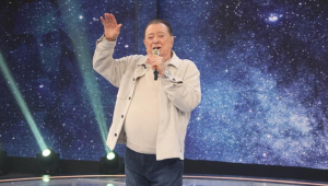 O apresentador Raul Gil à frente de seu programa no SBT