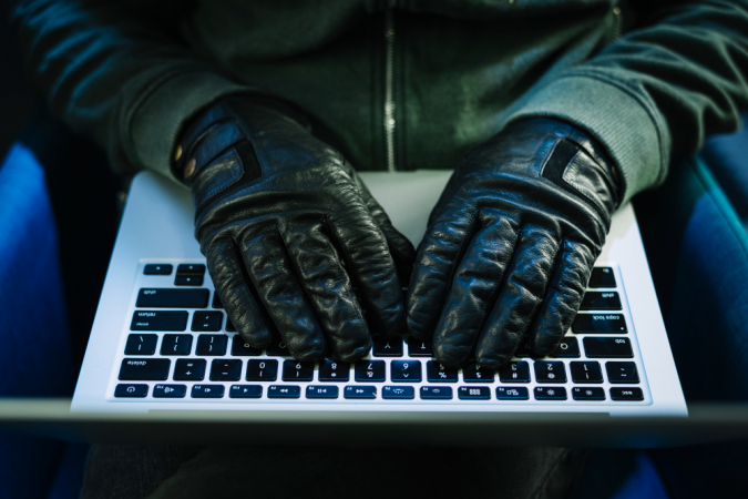 Hacker com laptop