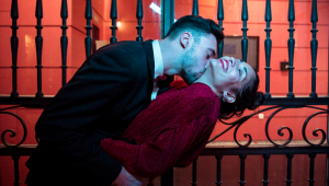 avatar Cara jovem, beijando e dobra atraente alegre senhora perto de portões