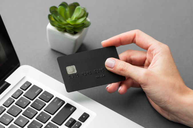 Laptop de alta vista e cartão de compras preto