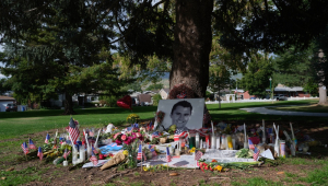 Flores, velas e mensagens foram deixadas sob uma árvore ao lado da foto do ativista político conservador Charlie Kirk
