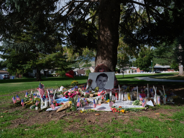 Flores, velas e mensagens foram deixadas sob uma árvore ao lado da foto do ativista político conservador Charlie Kirk