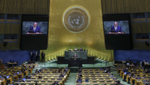 O ministro das Relações Exteriores da Rússia, Sergei Lavrov (c), fala durante o Debate Geral da 80ª sessão da Assembleia Geral das Nações Unidas, na sede da ONU em Nova York