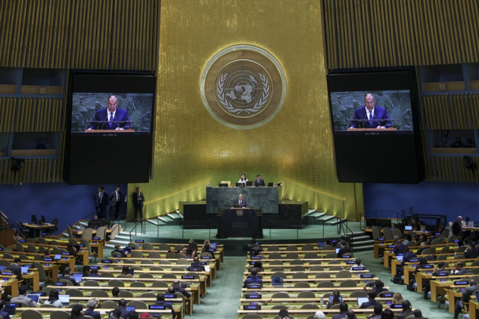 O ministro das Relações Exteriores da Rússia, Sergei Lavrov (c), fala durante o Debate Geral da 80ª sessão da Assembleia Geral das Nações Unidas, na sede da ONU em Nova York