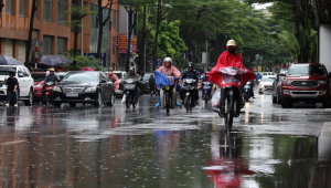 Pessoas andam de moto na chuva em Hanói, 29 de setembro de 2025. Treze pessoas foram mortas e várias desaparecidas quando o Tufão Bualoi atingiu o Vietnã, segundo a mídia estatal. EFE/EPA/LUONG THAI LINH