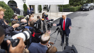 Donald Trump fala com repórteres ao deixar a Casa Branca para uma visita de Estado de três dias ao Reino Unido