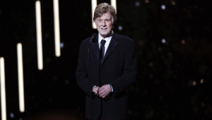 Ator e diretor americano Robert Redford recebe o prêmio honorário por sua carreira durante a 44ª cerimônia anual do prêmio Cesar, em Paris