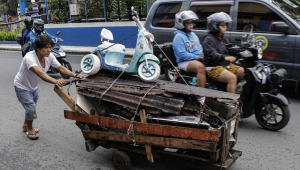 Um coletor de itens descartados e materiais de construção empurra um carrinho ao longo de uma estrada na cidade de Mandaluyong, Metro Manila, Filipinas, 30 de setembro de 2025. O Banco Asiático de Desenvolvimento (ADB) reduziu sua previsão de crescimento para as Filipinas de 6% para 5,6% para o ano de 2025 e de 6,1% para 5,7% para o ano de 2026, revelou o relatório Asian Development Outlook (ADO) de setembro de 2025. (Filipinas) EFE/EPA/ROLEX DELA PENA