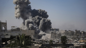 Fumaça sobe da torre Al Kawthar após um ataque aéreo israelense na Faixa de Gaza, em 14 de setembro de 2025