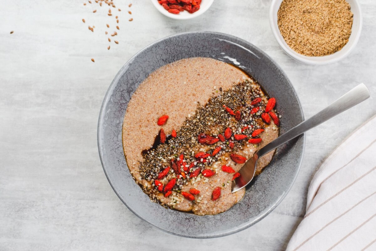 Mingau de farinha de linhaça com goji berry e chia 