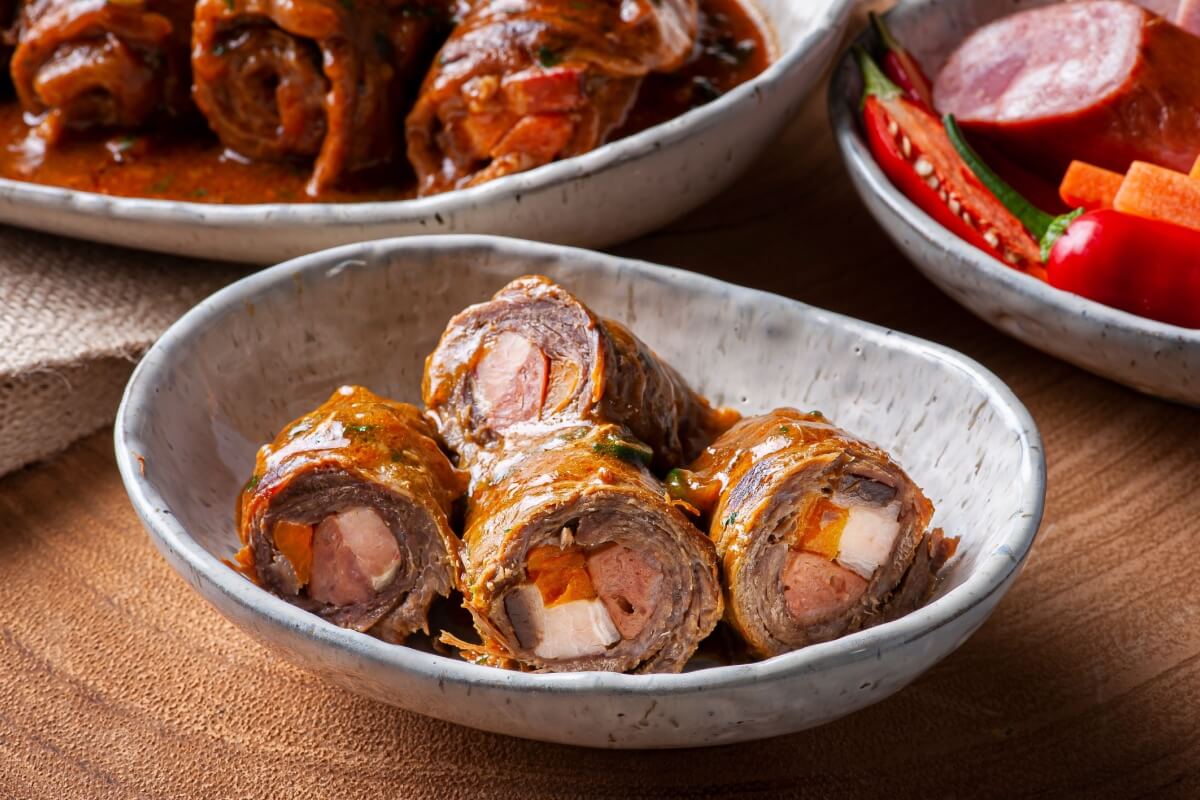 Bife à rolê ao molho de tomate 