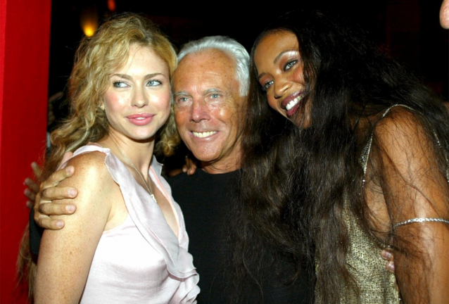 O estilista italiano Giorgio Armani (C) posa ao lado da modelo britânica Naomi Campbell (D) e da atriz Yvonne Scio (E) durante a inauguração de uma nova loja em Roma
