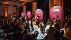 Convidados ouvem discursos durante a inauguração da Milan Beauty Week no Palazzo Giureconsulti em Milão, Itália, 16 de setembro de 2025. A Milan Beauty Week acontece de 17 a 21 de setembro. (Moda, Itália) EFE/EPA/MATTEO CORNER