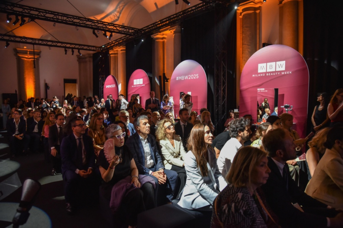 Convidados ouvem discursos durante a inauguração da Milan Beauty Week no Palazzo Giureconsulti em Milão, Itália, 16 de setembro de 2025. A Milan Beauty Week acontece de 17 a 21 de setembro. (Moda, Itália) EFE/EPA/MATTEO CORNER