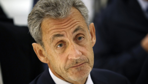 O ex-presidente francês Nicolas Sarkozy deixa o tribunal em Paris, França, em 25 de setembro de 2025. Sarkozy e outros doze, incluindo três ex-ministros, foram julgados por conspiração criminosa para receber fundos para a campanha presidencial de 2007 do regime do falecido líder líbio Muammar Kadafi, e ele foi condenado a cinco anos de prisão por sua participação no caso envolvendo fundos de Kadafi. Sarkozy foi condenado duas vezes em casos separados desde que deixou o cargo em 2012. (França) EFE/EPA/YOAN VALAT