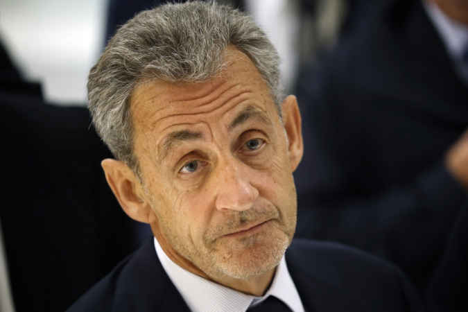 O ex-presidente francês Nicolas Sarkozy deixa o tribunal em Paris, França, em 25 de setembro de 2025. Sarkozy e outros doze, incluindo três ex-ministros, foram julgados por conspiração criminosa para receber fundos para a campanha presidencial de 2007 do regime do falecido líder líbio Muammar Kadafi, e ele foi condenado a cinco anos de prisão por sua participação no caso envolvendo fundos de Kadafi. Sarkozy foi condenado duas vezes em casos separados desde que deixou o cargo em 2012. (França) EFE/EPA/YOAN VALAT