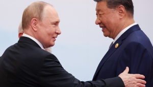 O presidente chinês Xi Jinping (à direita) e o presidente russo Vladimir Putin (à esquerda) participam de uma cerimônia oficial de boas-vindas na cúpula da Organização de Cooperação de Xangai (SCO) em Tianjin, China, em 1º de setembro de 2025. (Rússia) EFE/EPA/ALEXANDER KAZAKOV/SPUTNIK/KREMLIN / CRÉDITO OBRIGATÓRIO DO POOL