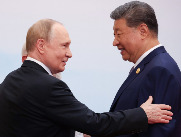 O presidente chinês Xi Jinping (à direita) e o presidente russo Vladimir Putin (à esquerda) participam de uma cerimônia oficial de boas-vindas na cúpula da Organização de Cooperação de Xangai (SCO) em Tianjin, China, em 1º de setembro de 2025. (Rússia) EFE/EPA/ALEXANDER KAZAKOV/SPUTNIK/KREMLIN / CRÉDITO OBRIGATÓRIO DO POOL