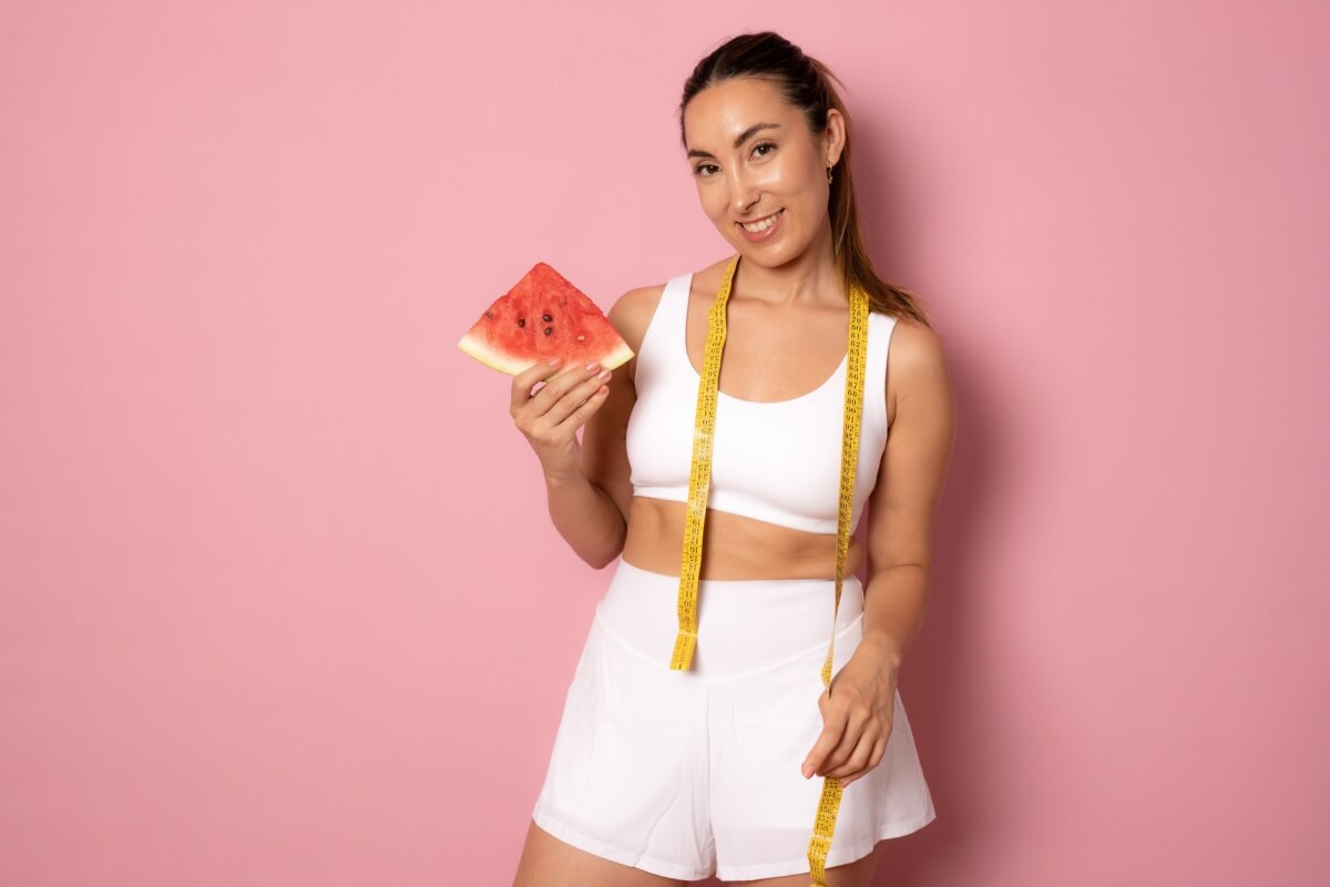 O cuidado com a alimentação é essencial para reduzir o inchaço abdominal 