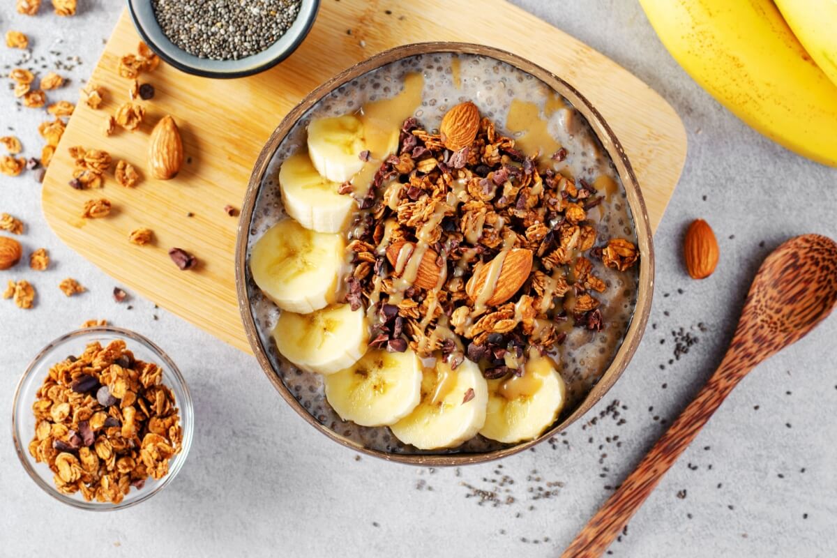 Pudim de chia com banana, granola e amêndoas 