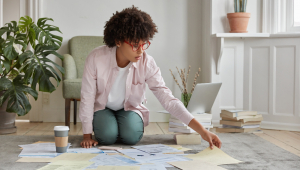 Foto interna de uma jovem ocupada vestida com roupas casuais