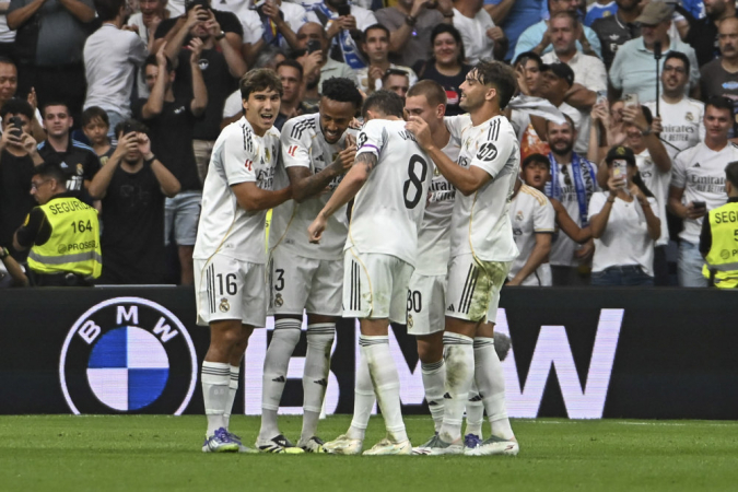 Éder Militão comemora com seus companheiros o primeiro gol diante do Espanyol, pelo Campeonato Espanhol